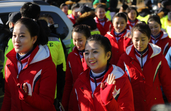 [올림픽] 북측 응원단 만월대 전시 관람