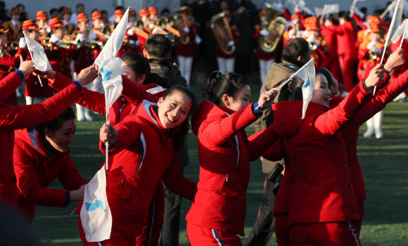 [올림픽] 북측 응원단, 오늘도 밝은 얼굴로