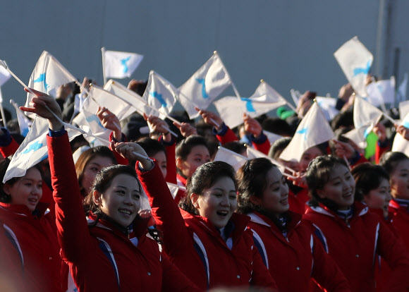 [올림픽] 북측 응원단, 오늘도 밝은 얼굴로