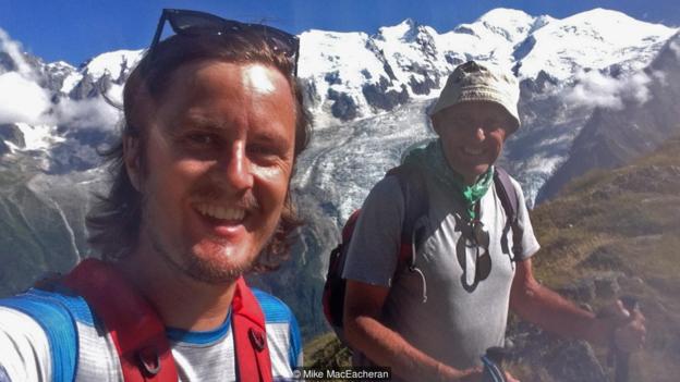 영국 작가 마이크 맥이처런(왼쪽)과 74세 아버지가 몽블랑 산군을 배경으로 포즈를 취하고 있다. 샤모니 바로 위 능선에서 촬영한 것으로 추정된다. BBC 홈페이지 캡처