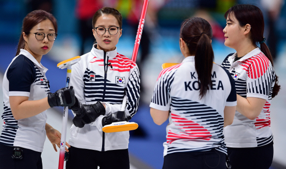 한국 여자 컬링 선수들이 18일 강원도 강릉컬링센터에서 열린 2018 평창동계올림픽 여자 컬링 예선 중국과의 경기에서 작전을 짜고 있다. 박지환 기자 popocar@seoul.co.kr