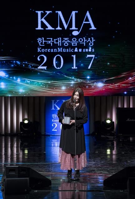 지난해 한국대중음악상 올해의 음반은 포크계의 대부 조동진의 ‘나무가 되어’가 차지했다. 당시 와병 중인 그를 대신해 동생 조동희가 대리 수상했다.