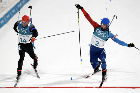 시몬 &#49536;프(왼쪽·독일)와 마르텡 푸르카드(프랑스)가 18일 평창동계올림픽 바이애슬론 남자 15㎞ 매스스타트 결승선을 거의 나란히 통과한 뒤 힘이 다해 넘어지고 있다. 평창 AP 연합뉴스 