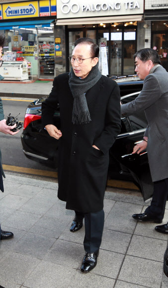 출근하는 이명박 전 대통령