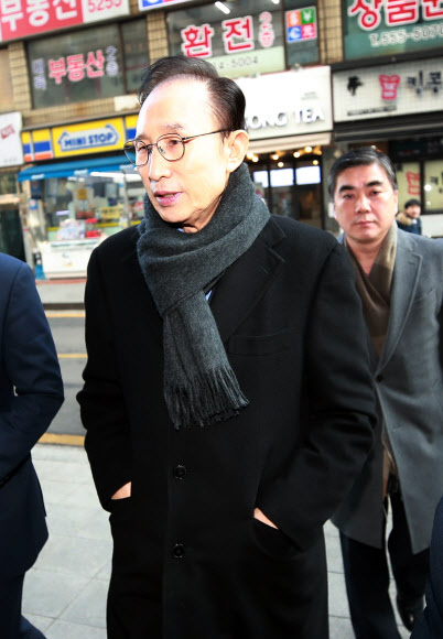 출근하는 이명박 전 대통령