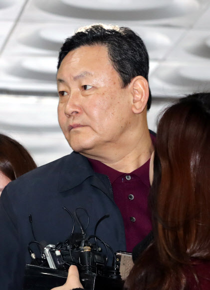 취재진 질문 외면하는 이영배 금강 대표