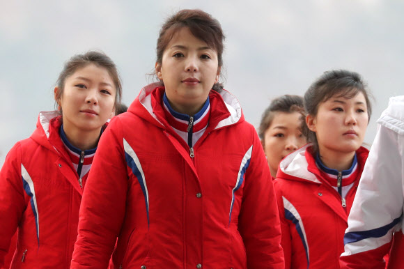 [올림픽] 줄지어 이동하는 북측 응원단