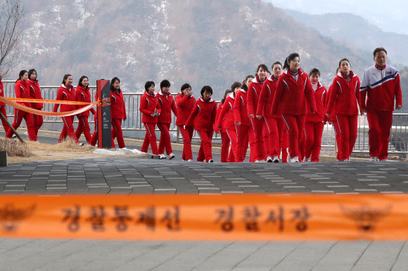[올림픽] 줄지어 이동하는 북측 응원단