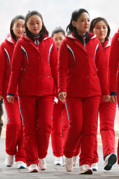 [올림픽] 줄지어 이동하는 북측 응원단