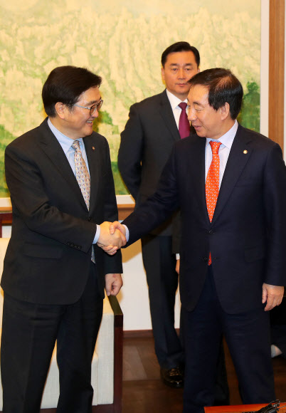 악수하는 우원식 김성태