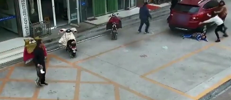 바닥에 있는 아이를 보지 못하고 그대로 아이를 밟고 지나간 여성운전자(유튜브 영상 캡처)
