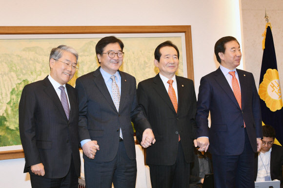 정세균 국회의장과 여·야 3당 원내대표가 19일 오전 국회의장실에서 회동하기 전 포즈를 취하고 있다. 왼쪽부터 바른미래당 김동철 원내대표, 더불어민주당 우원식 원내대표, 정세균 국회의장, 자유한국당 김성태 원내대표. 2018. 02. 19 이종원 선임기자 jongwon@seoul.co.kr