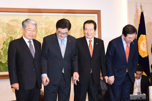 정세균 국회의장과 여·야 3당 원내대표가 19일 오전 국회의장실에서 회동하기 전 포즈를 취하고 있다. 왼쪽부터 바른미래당 김동철 원내대표, 더불어민주당 우원식 원내대표, 정세균 국회의장, 자유한국당 김성태 원내대표. 2018. 02. 19 이종원 선임기자 jongwon@seoul.co.kr