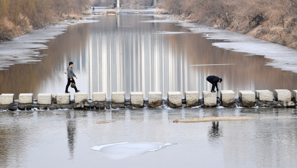 눈이 녹아 비가 된다는 두번째 절기인 우수일인 19일 오전 서울 청계천 하류에서 한 노인이 징검다리를 청소하고 있다. 2018.2.19 도준석 기자 pado@seoul.co.kr