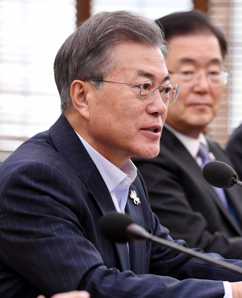 문재인 대통령이 19일 오후 청와대에서 열린 수석보좌관회의서 발언하고 있다.  안주영 기자 jya@seoul.co.kr