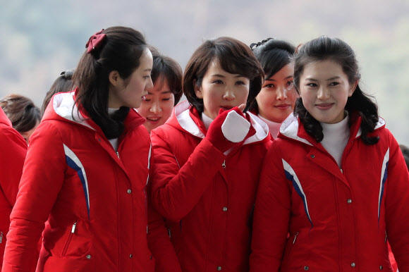 [올림픽] 대화하는 북측 응원단