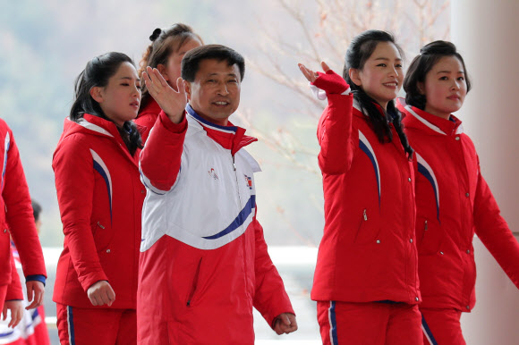 [올림픽] 손 흔드는 북측 응원단