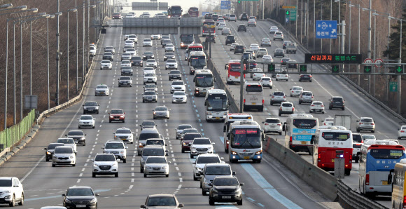 설 연휴 궁내동 서울톨게이트 인근 경부고속도로가 늘어나는 귀경차량으로 붐비고 있다.  연합뉴스