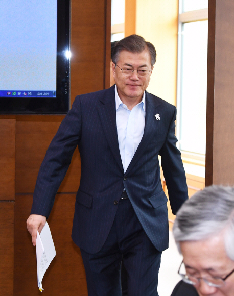 문재인 대통령이 19일 오후 청와대 여민관에서 열린 수석보좌관회의에 참석하고 있다. 안주영 기자 jya@seoul.co.kr