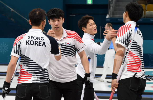 19일 강릉 컬링 센터에서 열린 2018 평창동계올림픽 남자 컬링 예선 한국 vs 이탈리아 전에서 한국 팀이 승리한 뒤 한국대표 선수들이 서로 손을 맞잡고 있다. 2018. 02. 19 박지환 기자 popocar@seoul.co.kr