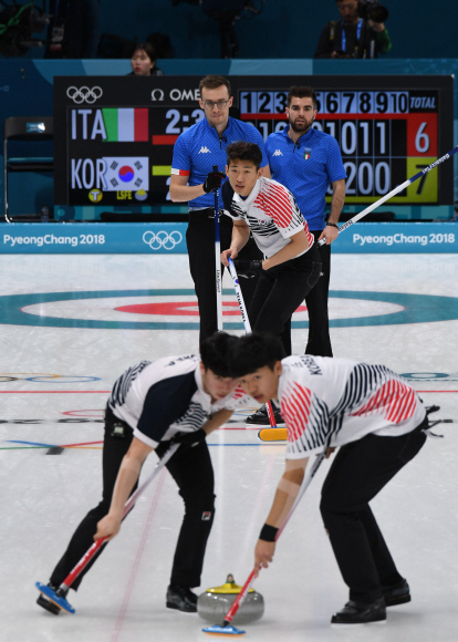 19일 강릉 컬링 센터에서 열린 2018 평창동계올림픽 남자 컬링 예선 한국 vs 이탈리아 전에서 한국대표 선수들이 투구를 하고 있다. 2018. 02. 19 박지환 기자 popocar@seoul.co.kr