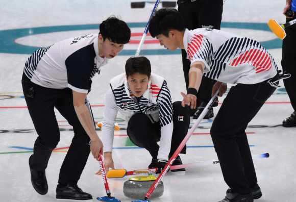 19일 강릉 컬링 센터에서 열린 2018 평창동계올림픽 남자 컬링 예선 한국 vs 이탈리아 전에서 한국대표 선수들이 투구를 하고 있다. 2018. 02. 19 박지환 기자 popocar@seoul.co.kr