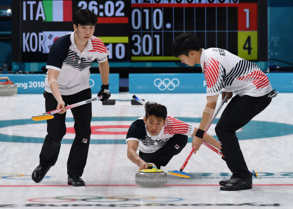 19일 강릉 컬링 센터에서 열린 2018 평창동계올림픽 남자 컬링 예선 한국 vs 이탈리아 전에서 한국대표 선수들이 투구를 하고 있다. 2018. 02. 19 박지환 기자 popocar@seoul.co.kr