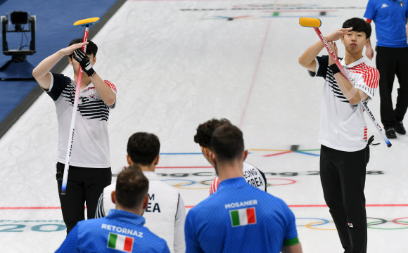 19일 강릉 컬링 센터에서 열린 2018 평창동계올림픽 남자 컬링 예선 한국 vs 이탈리아 전에서 한국 팀이 승리한 뒤 한국대표 선수들이 타임아웃을 요청하고 있다. 2018. 02. 19 박지환 기자 popocar@seoul.co.kr