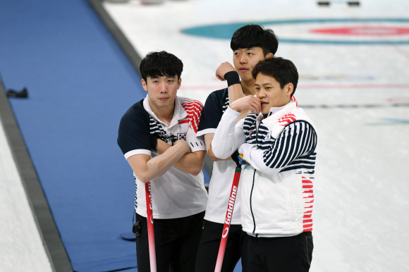 19일 오후 강원 강릉컬링센터에서 열린 2018 평창동계올림픽 예선 7차전 대한민국과 이탈리아의 경기 도중 한국팀이 대화하고 있다. 2018. 02. 19 박지환 기자 popocar@seoul.co.kr