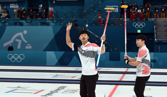 19일 강릉 컬링 센터에서 열린 2018 평창동계올림픽 남자 컬링 예선 한국 vs 이탈리아 전에서 한국 팀이 승리한 뒤 한국대표 선수들이 관중들의 환호에 손을 들어보이고 있다. 2018. 02. 19 박지환 기자 popocar@seoul.co.kr