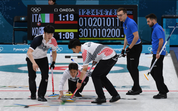 19일 강릉 컬링 센터에서 열린 2018 평창동계올림픽 남자 컬링 예선 한국 vs 이탈리아 전에서 한국대표 선수들이 투구를 하고 있다. 2018. 02. 19 박지환 기자 popocar@seoul.co.kr