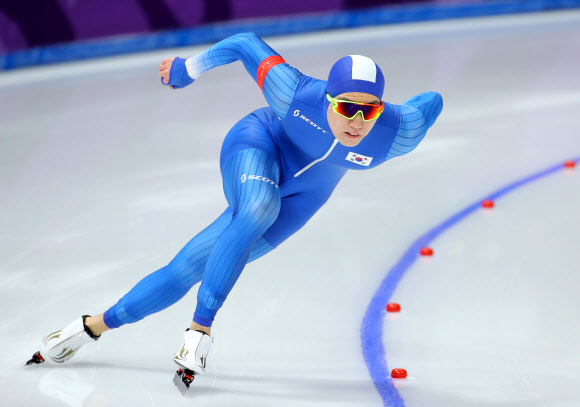 차민규가 19일 강릉오벌에서 열린 평창동계올림픽 스피드스케이팅 남자 500m에서 힘차게 코너를 돌고 있다.연합뉴스