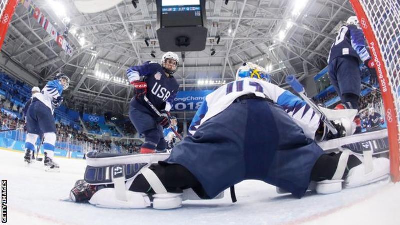 미국 여자 하키 대표팀의 대니 카마렌시가 핀란드를 상대로 두 골을 얻어 결승 진출에 앞장섰다. 강릉 AFP 연합뉴스 