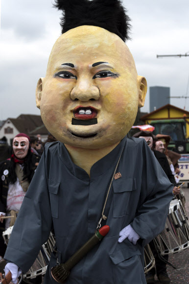 19일(현지시간) 스위스 바젤에서 열린 카니발에서 김정은 북한 노동당 위원장으로 분장한 참가자가 행진하고 있다. EPA 연합뉴스