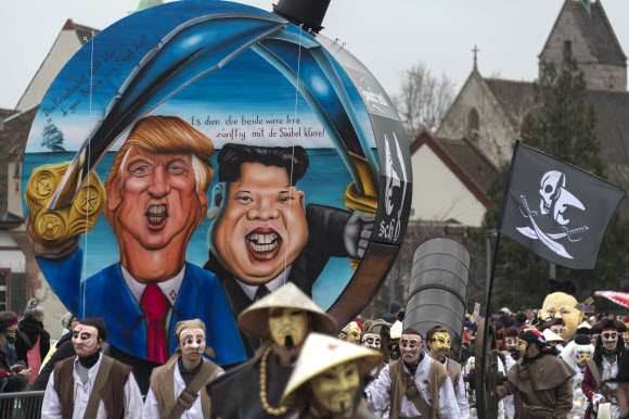 19일(현지시간) 스위스 바젤에서 열린 카니발에서 도널드 트럼프 미국 대통령과 김정은 북한 노동당 위원장 얼굴이 그려진 대형 등이 이동하고 있다. EPA 연합뉴스