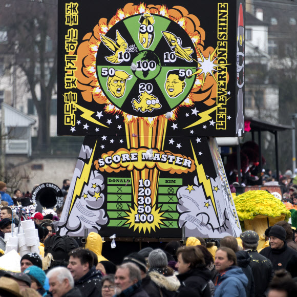 19일(현지시간) 스위스 바젤에서 열린 카니발에서 도널드 트럼프 미국 대통령과 김정은 북한 노동당 위원장 얼굴이 그려진 대형 과녁이 이동하고 있다. EPA 연합뉴스