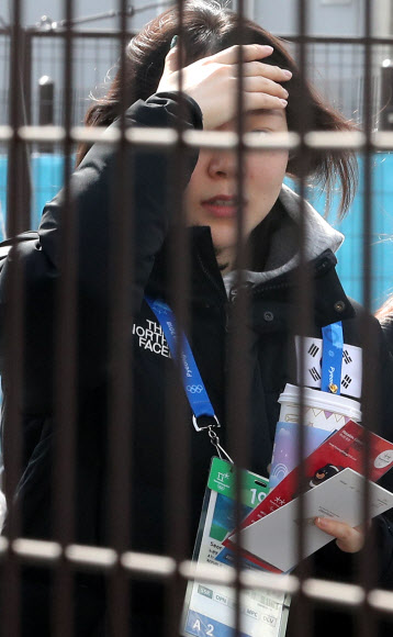 스피드스케이팅 여자 대표팀인 노선영이 20일 낮 외출을 마친 뒤 강릉올림픽 선수촌 내부로 들어가고 있다.  연합뉴스