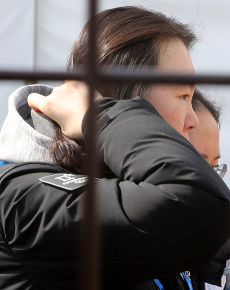 스피드스케이팅 여자 대표팀인 노선영이 20일 낮 외출을 마친 뒤 강릉올림픽 선수촌 내부로 들어가고 있다.  연합뉴스