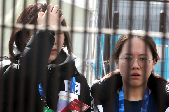 스피드스케이팅 여자 대표팀인 노선영(왼쪽)과 박지우가 20일 낮 외출을 마친 뒤 강릉올림픽 선수촌 내부로 들어가고 있다.  연합뉴스