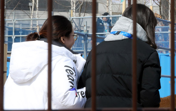 스피드스케이팅 여자 대표팀인 노선영(오른쪽)과 박지우가 20일 낮 외출을 마친 뒤 강릉올림픽 선수촌 내부로 들어가고 있다.  연합뉴스