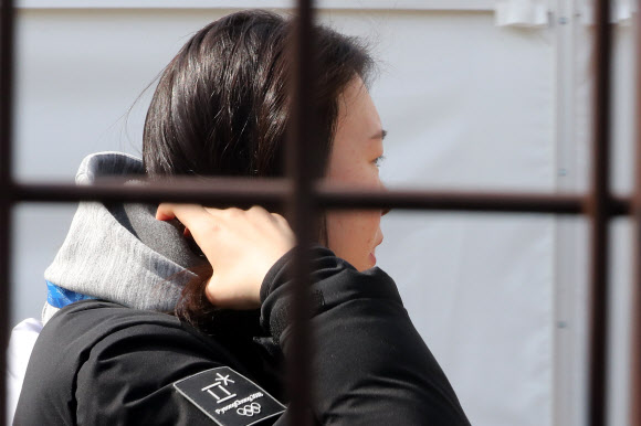스피드스케이팅 여자 대표팀인 노선영이 20일 낮 외출을 마친 뒤 강릉올림픽 선수촌 내부로 들어가고 있다.  연합뉴스