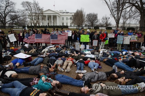 ‘총기규제 요구’ 백악관 앞 학생 시위 [AP=연합뉴스]
