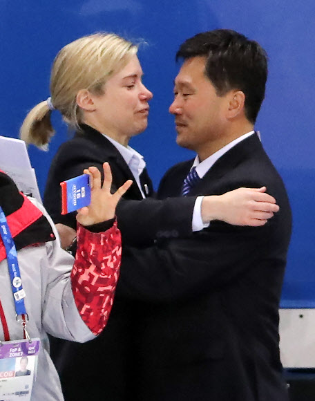 20일 강원도 강릉시 관동하키센터에서 열린 2018 평창동계올림픽 여자 아이스하키 7∼8위 순위 결정전 남북 단일팀 대 스웨덴 경기가 1대6 단일팀 패배로 끝난 뒤 단일팀 새러 머리 총감독과 북측 박철호 감독이 포옹하며 서로를 격려하고 있다. 연합뉴스