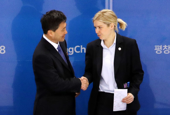 20일 강원도 강릉시 관동하키센터에서 열린 2018 평창동계올림픽 여자 아이스하키 7∼8위 순위 결정전 남북 단일팀 대 스웨덴 경기를 마치고 남측 머리 감독과 북측 박철호 감독이 악수하고 있다.  연합뉴스