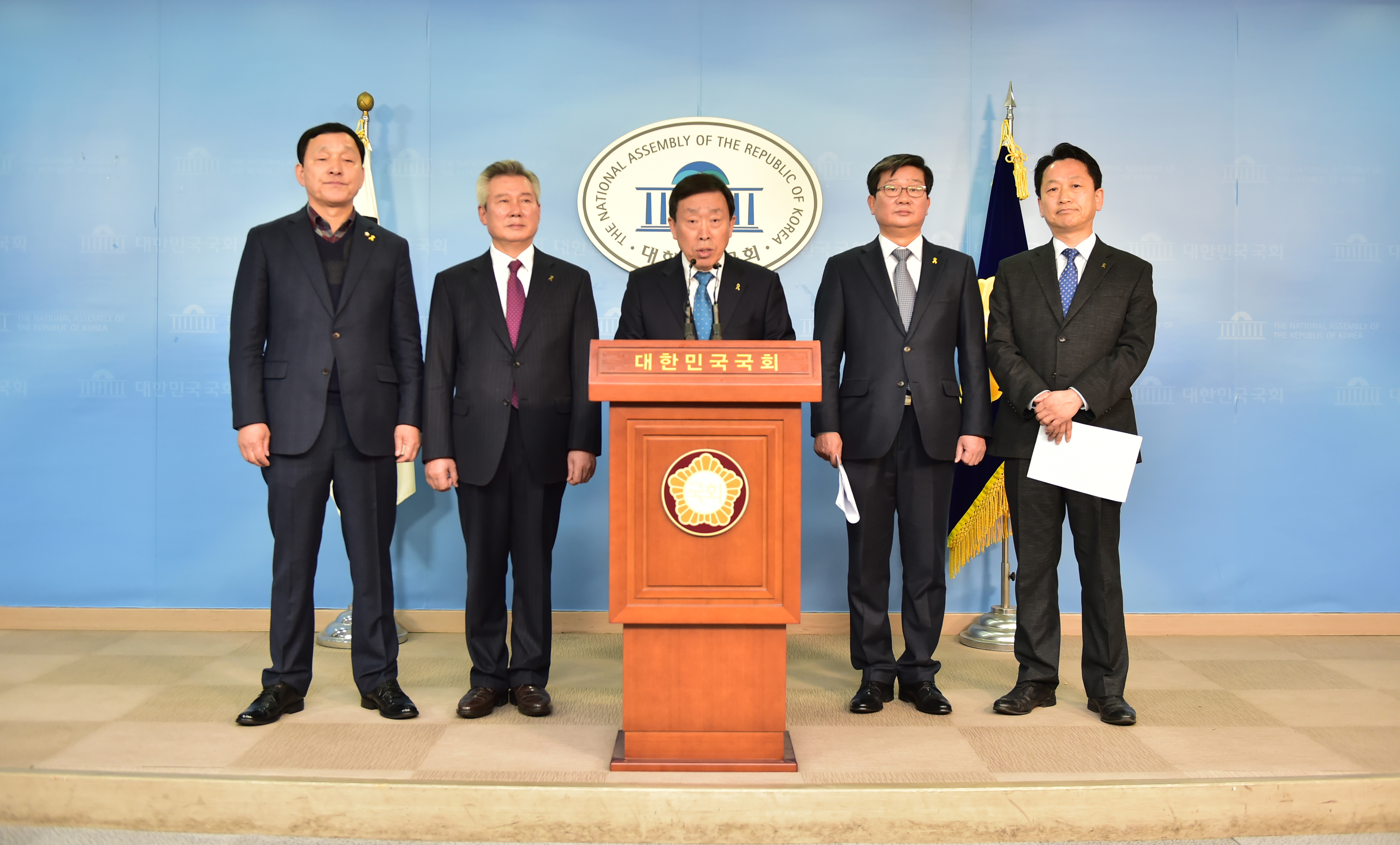 제종길 안산시장이 20일 오전 국회 정론관에서 기자회견을 갖고 세월호 추모공원 조성을 포함한 향후 계획에 대해 설명하고 있다. 왼쪽부터 김철민 국회의원(안산 상록을), 손창완 지역위원장(더불어민주당, 안산 단원을), 제종길 안산시장, 전해철 국회의원(안산 상록갑), 고영인 지역위원장(더불어민주당, 안산 단원갑)