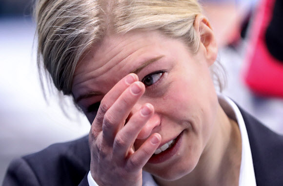 20일 강원도 강릉시 관동하키센터에서 열린 2018 평창동계올림픽 여자 아이스하키 7∼8위 순위 결정전 남북 단일팀 대 스웨덴 경기가 1대6 단일팀 패배로 끝난 뒤 새러 머리 총감독이 눈물을 흘리고 있다.  연합뉴스