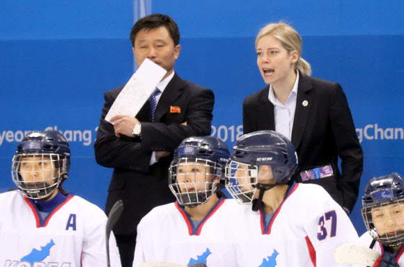 20일 강원도 강릉시 관동하키센터에서 열린 2018 평창동계올림픽 여자 아이스하키 7∼8위 순위 결정전 남북 단일팀 대 스웨덴 경기. 새러 머리 총감독(사진 상단 오른쪽)이 북한 박철호 감독이 지켜보는 가운데 선수들을 격려하고 있다.  연합뉴스