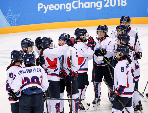 20일 강원도 강릉시 관동하키센터에서 열린 2018 평창동계올림픽 여자 아이스하키 7∼8위 순위 결정전 남북 단일팀 대 스웨덴 경기가 1대6 단일팀 패배로 끝난 뒤 단일팀 선수들이 서로를 격려하고 있다.  연합뉴스