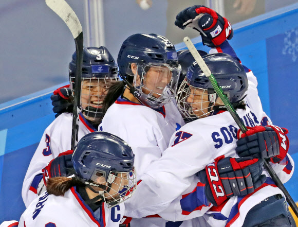 20일 강원도 강릉시 관동하키센터에서 열린 2018 평창동계올림픽 여자 아이스하키 7∼8위 순위 결정전 남북 단일팀 대 스웨덴 경기에서 단일팀 한수진(오른쪽)이 골을 넣은 뒤 함께 기뻐하고 있다.  연합뉴스
