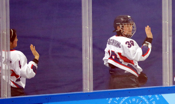 단일팀, 손 흔드는 북측 김은향과 황충금